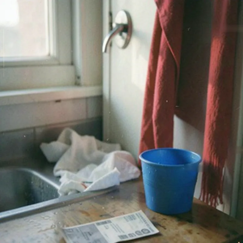 Cover von Just Near: eine blaue Tasse auf einem Holztisch vor einem Fenster mit rotem Vorhang